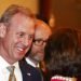 El secretario de Defensa interino de EEUU, Patrick Shanahan, izquierda, arriba al Diálogo Shangri-La, un foro anual sobre seguridad y defensa, en Singapur, 31 de mayo de 2019. (AP Foto/Yong Teck Lim)