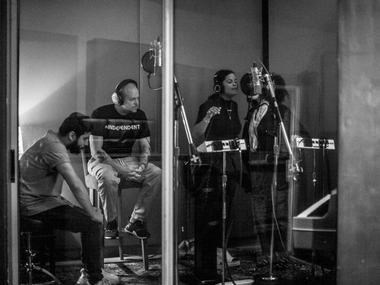 Ibeyi y Residente en los estudios de grabación. Foto: Instagram de Residente