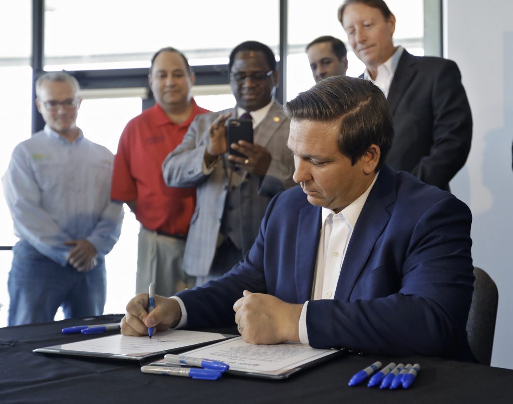 El gobernador de Florida, Ron DeSantis, promulga una ley para combatir la marea roja en el Laboratorio Marino Mote en Sarasota, Florida, el jueves 20 de junio de 2019 Foto: Chris O'Meara / AP.