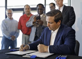 El gobernador de Florida, Ron DeSantis, promulga una ley para combatir la marea roja en el Laboratorio Marino Mote en Sarasota, Florida, el jueves 20 de junio de 2019 Foto: Chris O'Meara / AP.