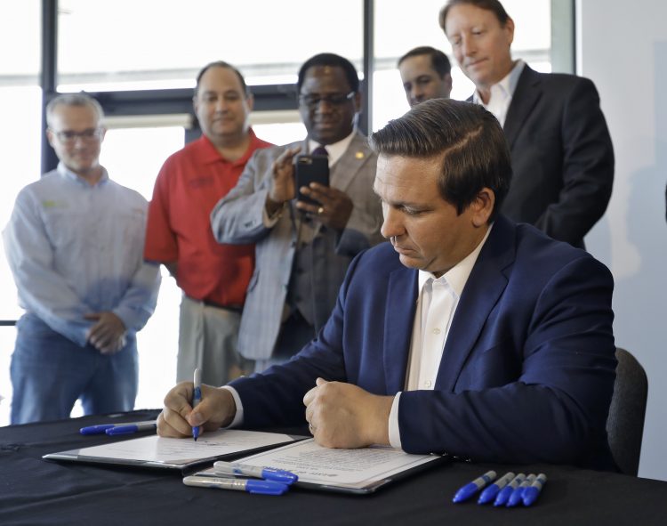 El gobernador de Florida, Ron DeSantis, promulga una ley para combatir la marea roja en el Laboratorio Marino Mote en Sarasota, Florida, el jueves 20 de junio de 2019 Foto: Chris O'Meara / AP.