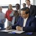 El gobernador de Florida, Ron DeSantis, promulga una ley para combatir la marea roja en el Laboratorio Marino Mote en Sarasota, Florida, el jueves 20 de junio de 2019 Foto: Chris O'Meara / AP.