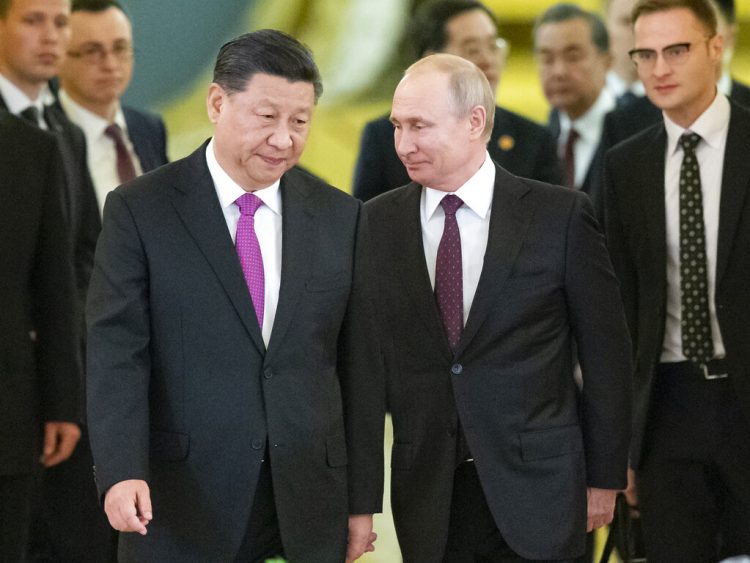 El presidente ruso Vladimir Putin, derecha, y su homólogo chino Xi Jinping, izquierda, entran a un salón del Kremlin para conversaciones, el miércoles 5 de junio del 2019 en Moscú. Foto: Alexander Zemlianichenko / Pool / AP.