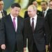 El presidente ruso Vladimir Putin, derecha, y su homólogo chino Xi Jinping, izquierda, entran a un salón del Kremlin para conversaciones, el miércoles 5 de junio del 2019 en Moscú. Foto: Alexander Zemlianichenko / Pool / AP.