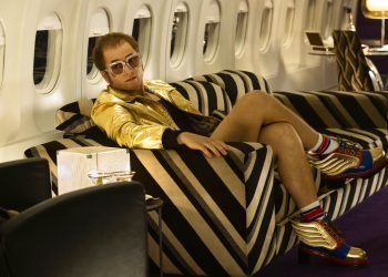 En esta imagen difundida por Paramount Pictures, Taron Egerton como Elton John en una escena de la película biográfica "Rocketman". (David Appleby/Paramount Pictures vía AP)