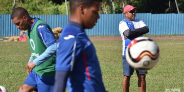 Entrenamiento de la selección cubana de fútbol para la Copa de Oro 2019. Detrás, el técnico Raúl Mederos. Foto: Otmaro Rodríguez.