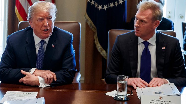 El presidente de EE.UU. Donald Trump (i) con el el secretario interino de Defensa, Patrick Shanahan, quien renunció a su cargo el 18 de junio de 2019. Foto: AP.