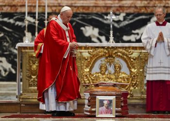 El papa Francisco bendice el ataúd durante el funeral del cardenal Leon Kalenga Badikebele, nuncio apostólico en Argentina, en la Basílica de San Pedro del Vaticano, el sábado 15 de junio de 2019. (AP Foto/Gregorio Borgia)