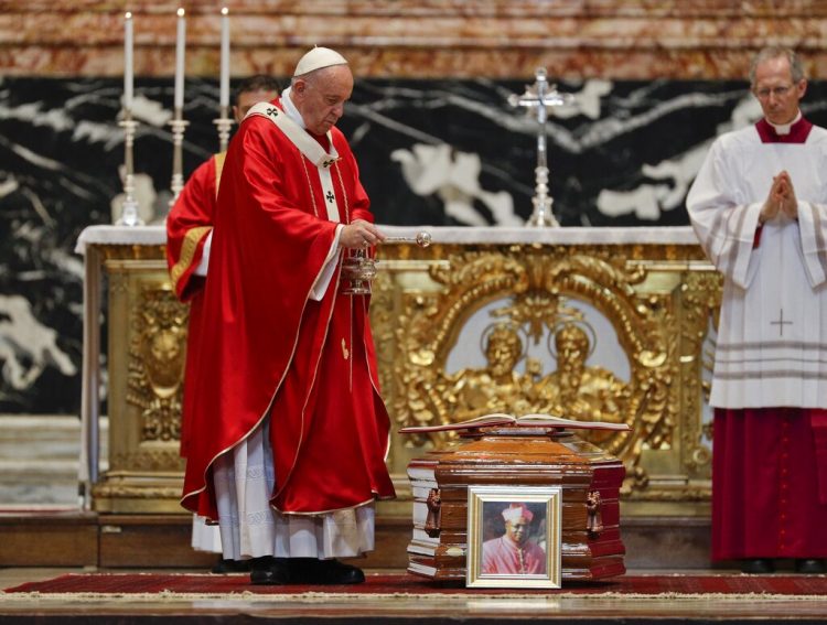 El papa Francisco bendice el ataúd durante el funeral del cardenal Leon Kalenga Badikebele, nuncio apostólico en Argentina, en la Basílica de San Pedro del Vaticano, el sábado 15 de junio de 2019. (AP Foto/Gregorio Borgia)