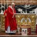 El papa Francisco bendice el ataúd durante el funeral del cardenal Leon Kalenga Badikebele, nuncio apostólico en Argentina, en la Basílica de San Pedro del Vaticano, el sábado 15 de junio de 2019. (AP Foto/Gregorio Borgia)