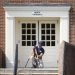 Un miembro del FBI trabaja frente a la entrada norte del edificio donde se produjo el tiroteo en Virginia Beach. Foto: Patrick Semansky/AP.