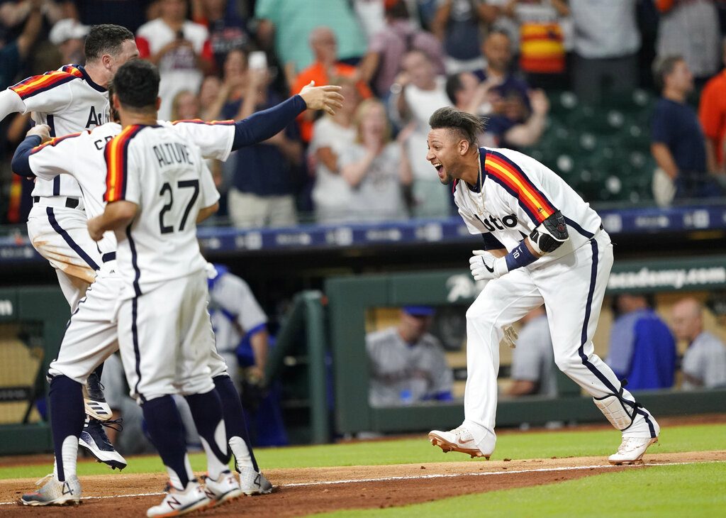 El jugador de los Astros de Houston Yuli Gurriel (derecha) celebra con sus compañeros de equipo después de anotar el cuadrangular definitorio de su victoria 2-1 sobre los Marineros de Seattle durante la 10ma entrada del juego la noche del viernes 28 de junio de 2019, en Houston. Foto: David J. Phillip / AP.