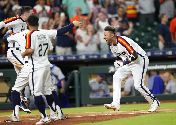 El jugador de los Astros de Houston Yuli Gurriel (derecha) celebra con sus compañeros de equipo después de anotar el cuadrangular definitorio de su victoria 2-1 sobre los Marineros de Seattle durante la 10ma entrada del juego la noche del viernes 28 de junio de 2019, en Houston. Foto: David J. Phillip / AP.