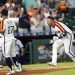 El jugador de los Astros de Houston Yuli Gurriel (derecha) celebra con sus compañeros de equipo después de anotar el cuadrangular definitorio de su victoria 2-1 sobre los Marineros de Seattle durante la 10ma entrada del juego la noche del viernes 28 de junio de 2019, en Houston. Foto: David J. Phillip / AP.