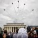 El escuadrón de los Ángeles Azules de la Marina de Estados Unidos sobrevuela el Monumento a Lincoln al concluir la celebración del presidente Donald Trump del Día de la Independencia en Washington el jueves 4 de julio de 2019. Foto: Andrew Harnik / AP.