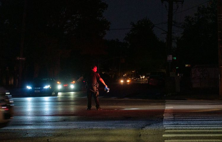 Un policía dirige el tráfico durante un apagón en Brooklyn, Nueva York, el domingo 21 de julio de 2019. Foto: Gardiner Anderson/ New York Daily News.