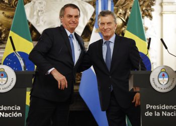 El presidente de Brasil, Jair Bolsonaro, a la izquierda, abraza al presidente de Argentina, Mauricio Macri, en la casa de gobierno en Buenos Aires, Argentina, el jueves 6 de junio de 2019. Foto: Natacha Pisarenko / AP / Archivo.