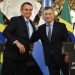 El presidente de Brasil, Jair Bolsonaro, a la izquierda, abraza al presidente de Argentina, Mauricio Macri, en la casa de gobierno en Buenos Aires, Argentina, el jueves 6 de junio de 2019. Foto: Natacha Pisarenko / AP / Archivo.