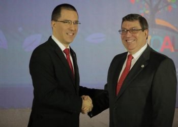 Los cancilleres de Cuba, Bruno Rodríguez (d), y Venezuela, Jorge Arreaza (i), se saludan en la reunión del Movimiento de Países No Alineados (MNOAL) celebrada este fin de semana en Caracas. Foto: @BrunoRguezP / Twitter.