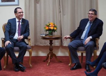 Los cancilleres de Cuba, Bruno Rodríguez (d), y Venezuela, Jorge Arreaza (i), en un encuentro en 2017. Foto: @jaarreaza / Twitter / Archivo.