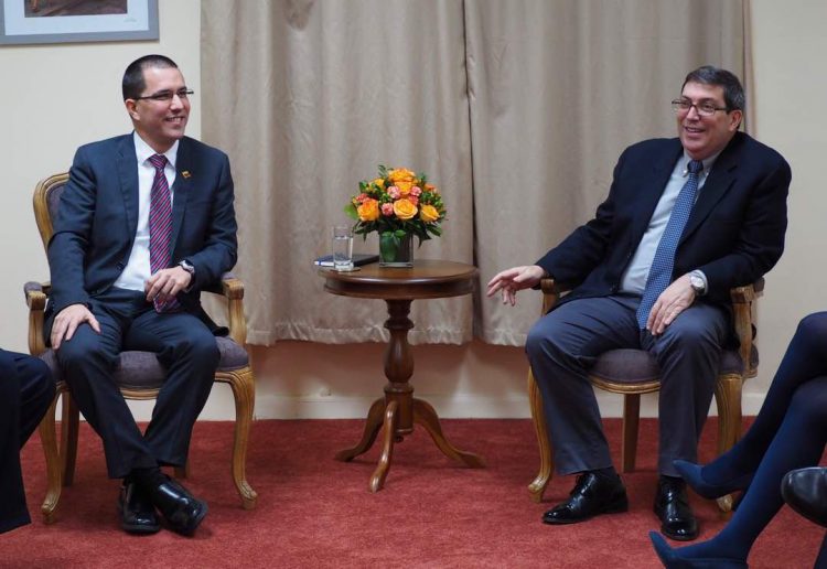 Los cancilleres de Cuba, Bruno Rodríguez (d), y Venezuela, Jorge Arreaza (i), en un encuentro en 2017. Foto: @jaarreaza / Twitter / Archivo.