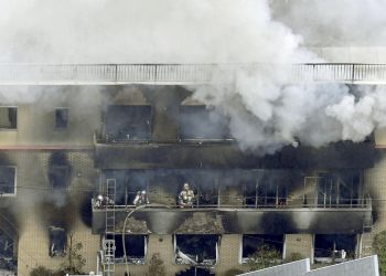 Bomberos trabajan en la extinción de un incendio en el edificio de tres plantas donde se encuentra el estudio de animación Kyoto Animation, en Kioto, Japón, el 18 de julio de 2019. Foto: Kyodo News / AP.