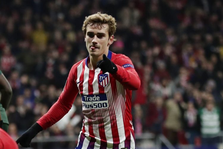 ARCHIVO- En imagen de archivo del miércoles 28 de noviembre de 2018, el delantero francés Antoine Griezmann festeja tras anotar el segundo gol del Atlético de Madrid en el duelo por el Grupo A de la Liga de Campeones frente al Mónaco en el estadio Wanda Metropolitano, en Madrid. (AP Foto/Manu Fernández, archivo)