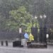 Dos personas caminan por la calle durante un aguacero en el French Quarter de Nueva Orleans, el domingo 14 de julio de 2019. Foto: David Grunfeld/The Advocate vía AP.