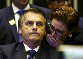 El presidente Jair Bolsonaro escucha mientras Carla Zambelli le susurra algo durante una reunión en el Congreso en Brasilia, Brasil en una fotografía del 29 de mayo de 2019 proporcionada por Agencia Brasil. Foto: Marcelo Camargo/Agencia Brasil vía AP.