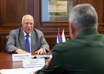 El vicepresidente cubano, Ricardo Cabrisas (de frente), dialoga con el ministro de Defensa ruso, Serguéi Shoigú, durante un encuentro en Moscú. Foto: @mod_russia / Twitter.