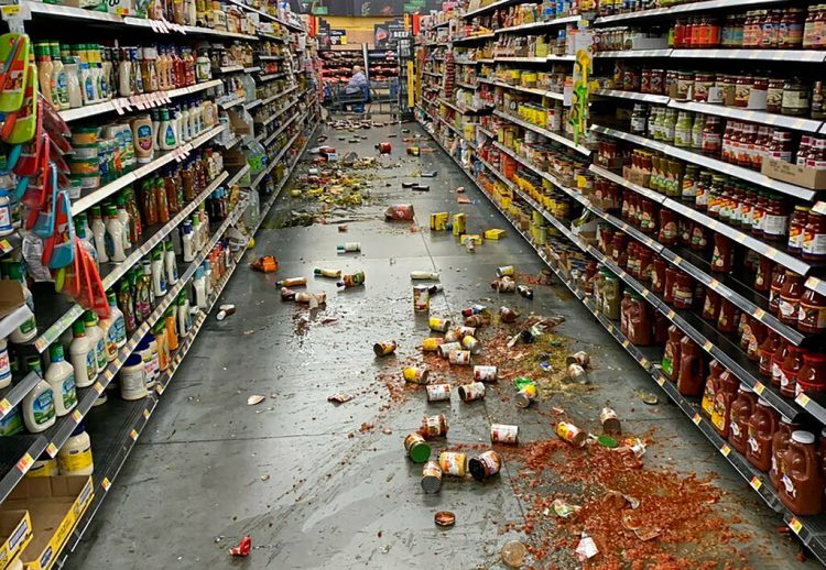 Alimentos caídos de las estanterías ensucian el piso en un Walmart tras un terremoto de magnitud 7,1 en el valle de Yucca, California, el 5 de julio de 2019. Foto: Chad Mayes via AP.