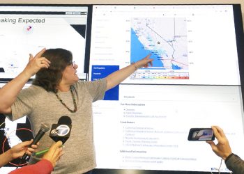 La sismóloga Lucy Jones habla durante una conferencia de prensa en el Caltech en Pasadena, California, el jueves 4 de julio de 2019, después de que un sismo remeciera el sur de California y partes de Nevada. Foto: John Antczak / AP.