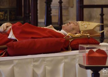 El cuerpo del fallecido cardenal Jaime Ortega en capilla ardiente en la Catedral de La Habana, el viernes 26 de julio de 2019. Foto: Otmaro Rodríguez.