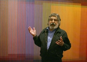 En esta foto del 10 de septiembre del 2008, el artista venezolano Carlos Cruz-Diez habla de su obra "Physichromie No. 500" durante una presentación de la exposición "Carlos Cruz-Diez: (In)formed by Color" en la Americas Society en Nueva York. Foto: Mary Altaffer / AP.