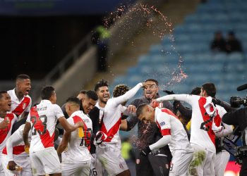 Los jugadores de Perú celebran la victoria 3-0 ante Chile en la semifinal de la Copa América en Porto Alegre, Brasil, el miércoles 3 de julio de 2019. Foto: Andre Penner / AP.