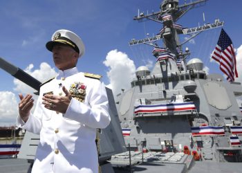 El almirante de la Armada Craig Faller, jefe del Comando Sur de Estados Unidos, habla con los medios después de una ceremonia de presentación del buque de guerra Paul Ignatius de la Marina estadounidense, el sábado 27 de julio de 2019, en Port Everglades en Fort Lauderdale, Florida. Foto: Lynne Sladky / AP.