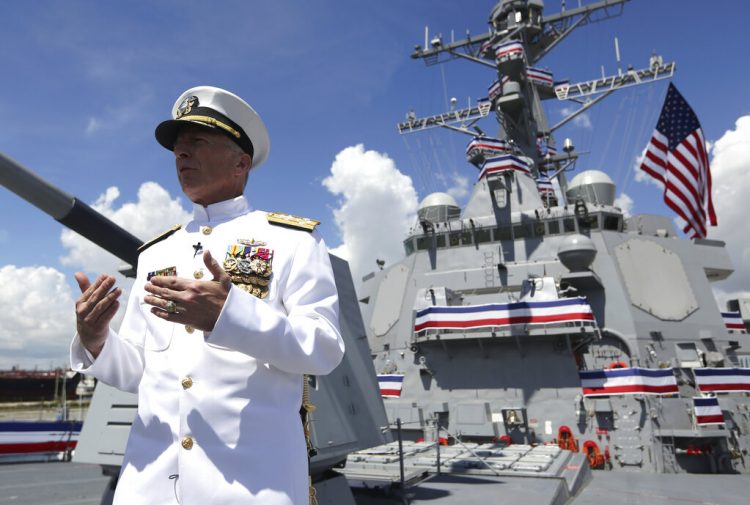 El almirante de la Armada Craig Faller, jefe del Comando Sur de Estados Unidos, habla con los medios después de una ceremonia de presentación del buque de guerra Paul Ignatius de la Marina estadounidense, el sábado 27 de julio de 2019, en Port Everglades en Fort Lauderdale, Florida. Foto: Lynne Sladky / AP.