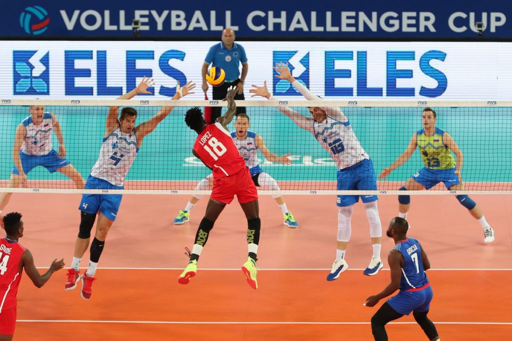 Acción de juego de la final de la Copa de Retadores entre el local Eslovenia (de azul y blanco) y Cuba (de rojo), ganada por los eslovenos en tres parciales, el domingo 7 de julio de 2019. Foto: @SloVolley / AP.