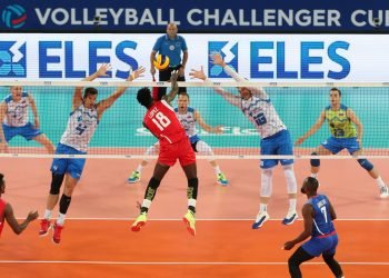 Acción de juego de la final de la Copa de Retadores entre el local Eslovenia (de azul y blanco) y Cuba (de rojo), ganada por los eslovenos en tres parciales, el domingo 7 de julio de 2019. Foto: @SloVolley / AP.