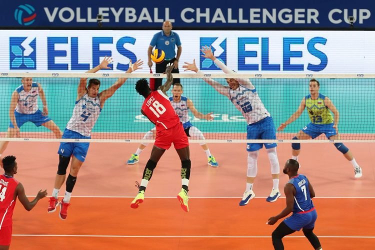 Acción de juego de la final de la Copa de Retadores entre el local Eslovenia (de azul y blanco) y Cuba (de rojo), ganada por los eslovenos en tres parciales, el domingo 7 de julio de 2019. Foto: @SloVolley / AP.