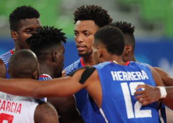 Los voleibolistas cubanos celebran una acción en su triunfo 3-1 sobre Bielorrusia en la Copa de Retadores de Ljubljana, Eslovenia, el 4 de julio de 2019. Foto: @SloVolley / Twitter.