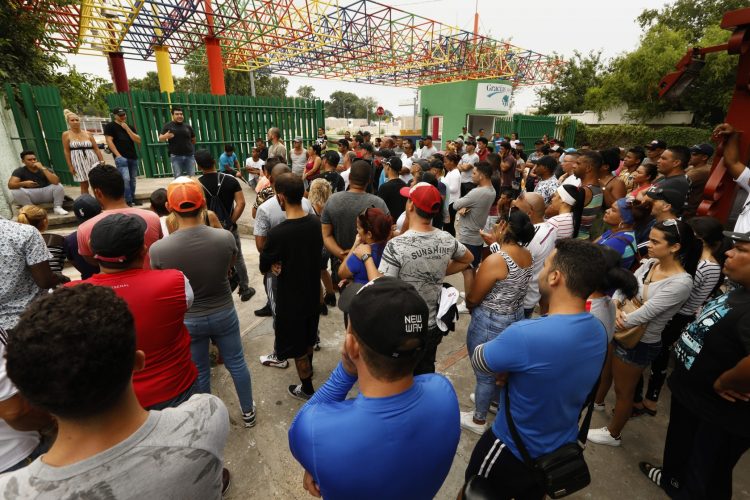 Migrantes cubanos en México que esperan para poder solicitar asilo en los Estados Unidos. Foto: Carolyn Cole / Los Angeles Times.