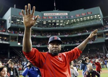 En esta fotografía del 11 de octubre de 2016, David Ortiz de los Medias Rojas de Boston saluda al público desde el terreno del Fenway Park tras el tercer juego de la serie de playoffs de la Liga Americana contra los Indios de Cleveland. Foto: Charles Krupa / AP / Archivo.