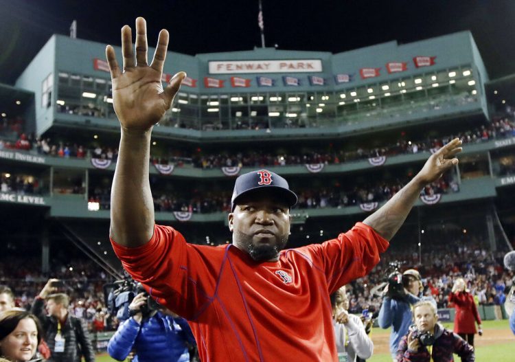 En esta fotografía del 11 de octubre de 2016, David Ortiz de los Medias Rojas de Boston saluda al público desde el terreno del Fenway Park tras el tercer juego de la serie de playoffs de la Liga Americana contra los Indios de Cleveland. Foto: Charles Krupa / AP / Archivo.