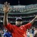 En esta fotografía del 11 de octubre de 2016, David Ortiz de los Medias Rojas de Boston saluda al público desde el terreno del Fenway Park tras el tercer juego de la serie de playoffs de la Liga Americana contra los Indios de Cleveland. Foto: Charles Krupa / AP / Archivo.