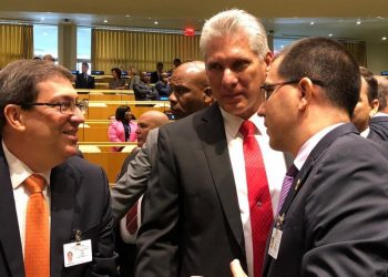 El presidente de Cuba, Miguel Díaz-Canel (c) y el canciller cubano, Bruno Rodríguez (i), junto al canciller de Venezuela, Jorge Arreaza, en la sede la ONU, en Nueva York. Foto: Cancillería Venezuela/ Twitter / Archivo.