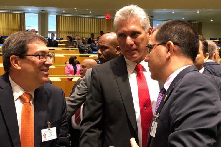 El presidente de Cuba, Miguel Díaz-Canel (c) y el canciller cubano, Bruno Rodríguez (i), junto al canciller de Venezuela, Jorge Arreaza, en la sede la ONU, en Nueva York. Foto: Cancillería Venezuela/ Twitter / Archivo.