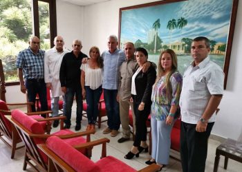 El presidente de Cuba, Miguel Díaz-Canel (5-i), con familiares del cirujano Landy Rodríguez, uno de los dos médicos cubanos secuestrados hace más de tres meses en el norte de Kenia. Foto: @DiazCanelB / Twitter.