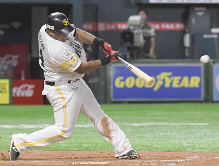 El slugger Alfredo Despaigne se convirtió en el cubano con más jonrones en el béisbol profesional de Japón. Foto: The Japan Times/Archivo.