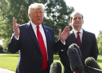 El presidente Donald Trump habla con la prensa junto al hasta ahora secretario de Trabajo Alex Acosta en la Casa Blanca el viernes 12 de julio de 2019 en Washington. Foto: Andrew Harnik / AP.